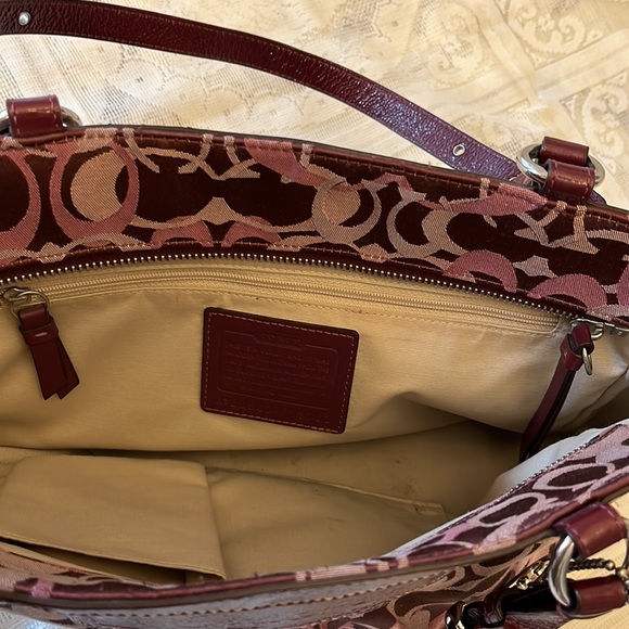 Beautiful Coach signature handbag, near perfect condition, burgundy - Picture 4 of 8